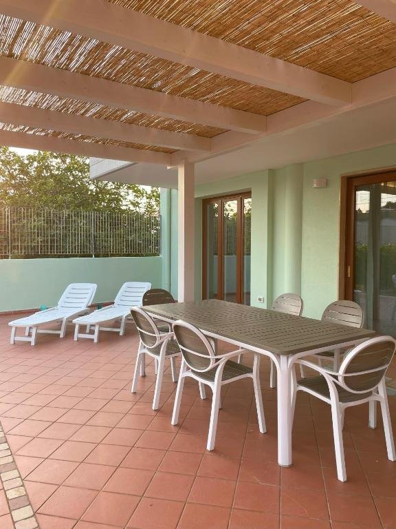 Giardino privato con patio e pergolato
